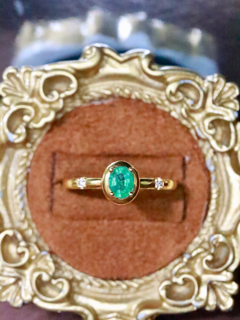 18K gold emerald ring: This 18K gold emerald ring, like a sense of belonging on your finger, releases the inner strength of the wearer. In every irreplaceable day, it reminds you to cherish yourself more. The deep green col