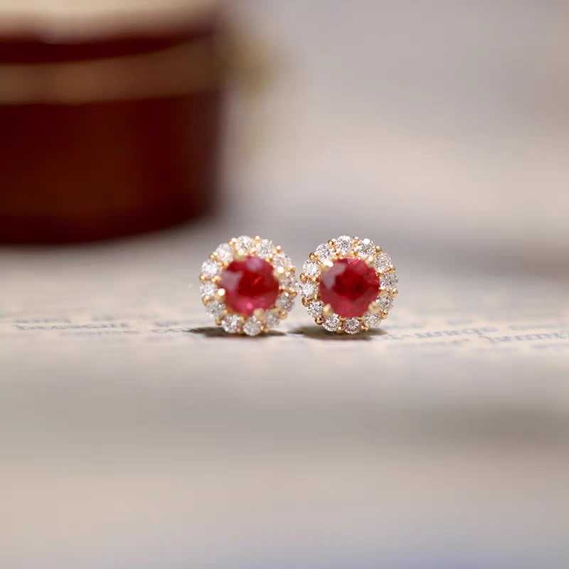 18K gold ruby earrings: These earrings are crafted with an 18K gold base, set with natural rubies and surrounded by dazzling natural diamonds, showcasing a luxurious and classic beauty. The passion of the rubies and the