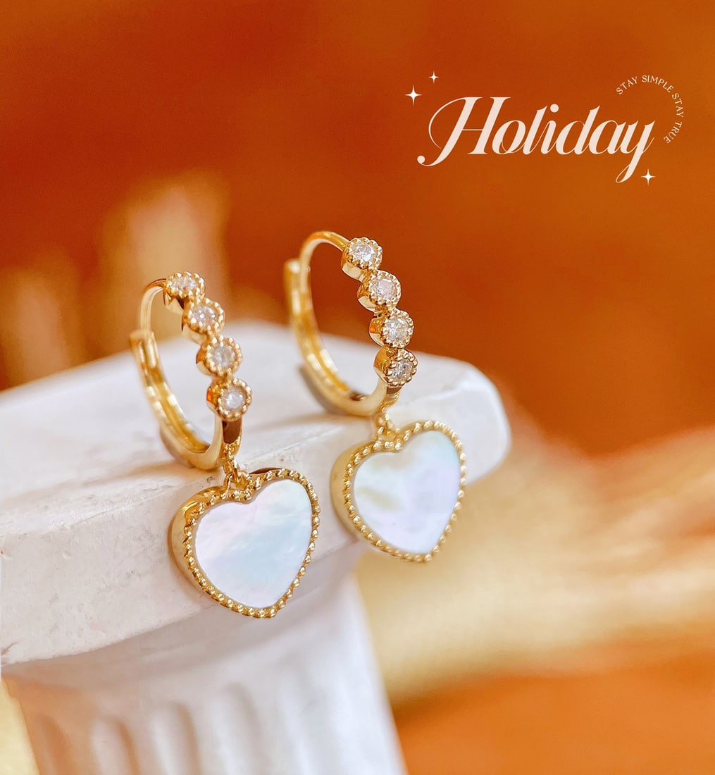 18K gold diamond heart-shaped earrings: This pair of earrings perfectly combines temperament and beauty, showcasing an unparalleled texture and design. The exquisite diamond-studded dewdrop edge design, paired with heart-shaped white