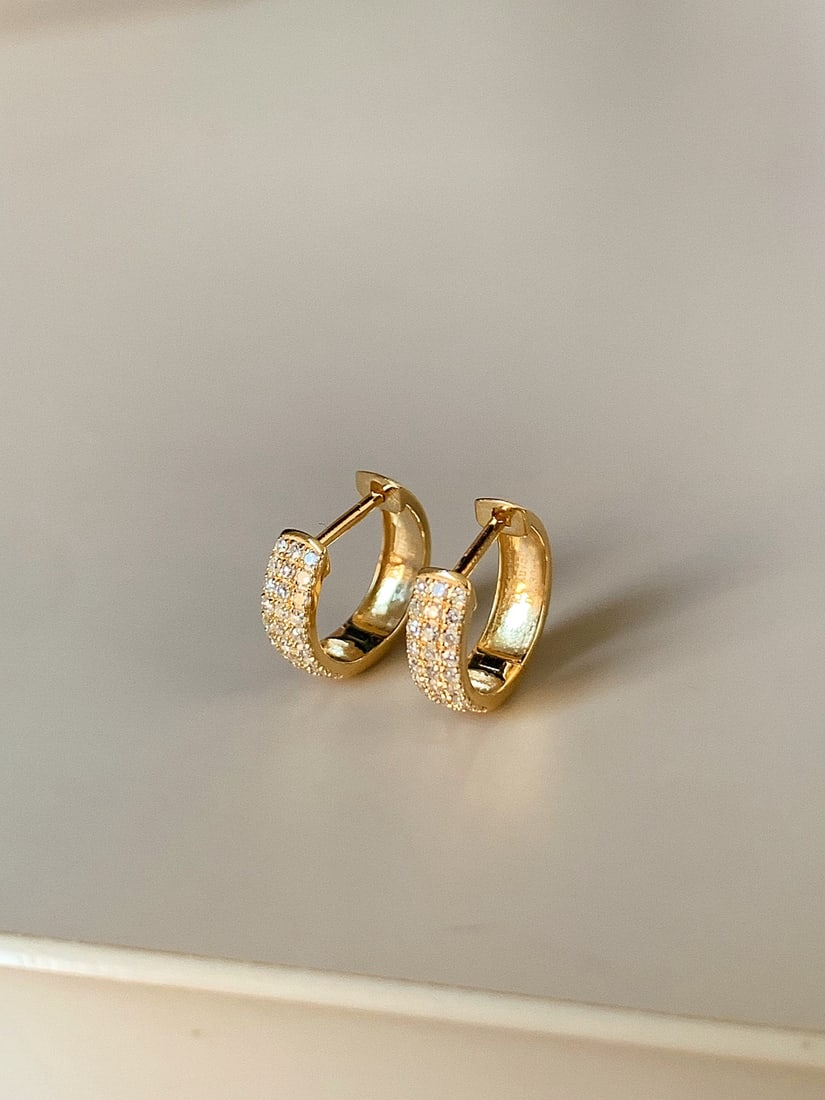 18K gold natural diamond stud earrings: These ear cuff earrings are like fine stardust hidden in the hair, subtle yet sparkling, perfectly complementing the wearer's elegant temperament. Whether worn for daily commutes or special