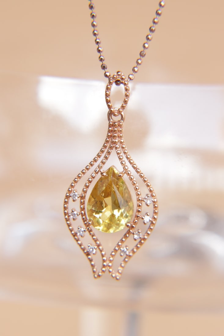 18K gold sapphire diamond pendant: This 18K gold sapphire and diamond pendant attracts every gaze with its exquisite design and unparalleled craftsmanship. The main sapphire stone weighs 1.7 carats, with a beautiful color and flawless