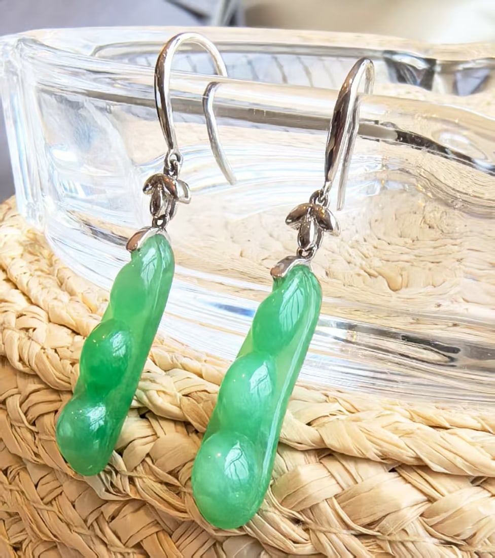 18K White Gold Natural Jadeite Jade Bean Earrings Green A Grade Fine Jewelry: This pair of earrings features natural jadeite jade carved in a classic bean (pod) form, set in 18K white gold. The jade displays a vivid green tone with a bright, translucent quality, each piece care