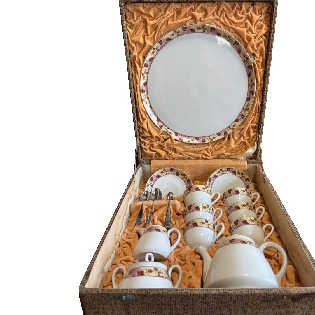 Noritake Yajirobe Mark Tea Full Set – Taisho 1 (1912) – Original Wooden Box: A complete tea set produced in 1912 (Taisho 1) by Noritake, bearing the famous Yajirobe backstamp used during the Old Noritake period (approx. 1912–1940). The Yajirobe mark (nickname) features a