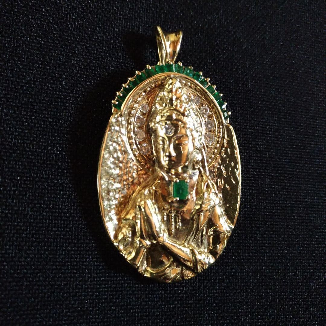 K18 Bodhisattva Pendant Top – Diamond & Emerald – 13.5g – Pre-Owned: A finely crafted K18 (18K gold) pendant top featuring a Bodhisattva figure. This detailed Buddhist motif is set with diamonds and emeralds, creating a luxurious and spiritual jewelry piece. Specificat