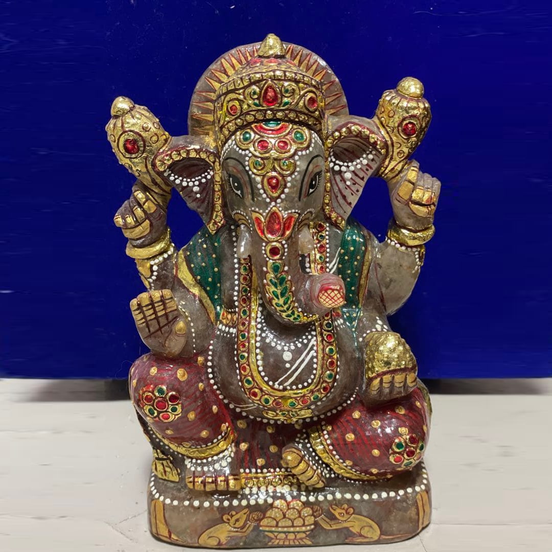 Large Ganesha Statue – Rare – Labradorite: Material: Natural stone – Labradorite This is an exceptional Ganesha statue crafted from natural labradorite. The carving and hand-painted details are remarkably fine and intricate. As you may