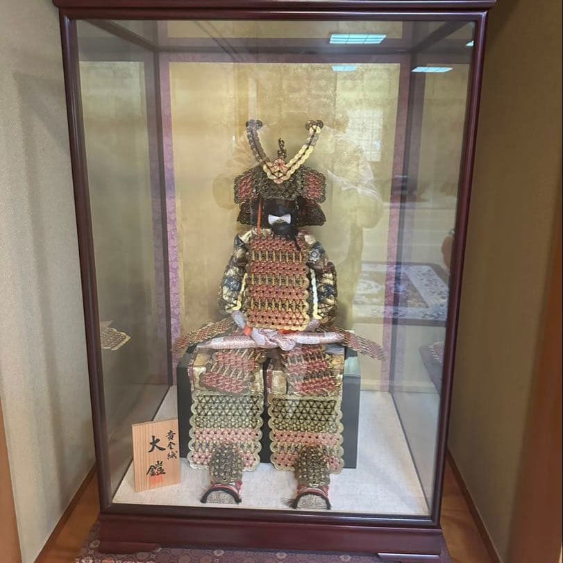 Yoroi (Great Armor) – Traditional Metal Decorative Piece: A finely crafted -Yoroi inspired by traditional Japanese armor, featuring intricate detailing and classical decorative motifs. This piece is made of metal and designed as an ornamental display item,