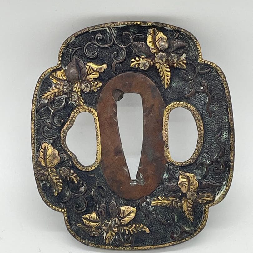Antique Japanese Tsuba – Gold Decoration – Sword Fittings / Armor Accessory: A traditional Japanese tsuba featuring elegant gold-painted decoration. This antique piece exemplifies the artistry of historical sword fittings and is suitable for collectors of samurai arms or Japan