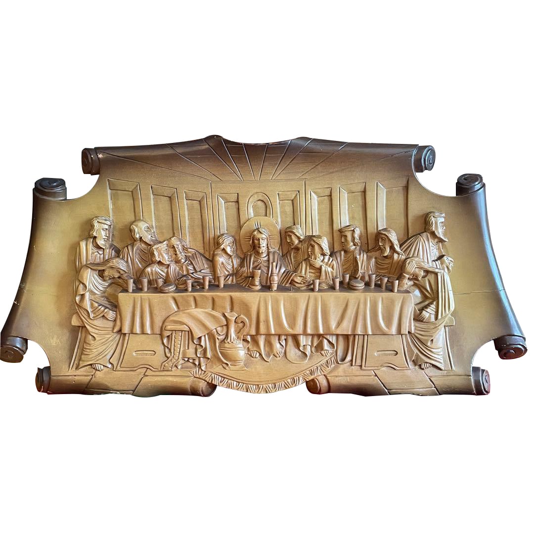 1930s–40s The Last Supper Wood Carving – American Antique: Vintage The Last Supper wall hanging, purchased from an antique shop in the United States. Era: 1930s–1940s Material: Hand-carved wood Dimensions: W 57 cm × H 28 cm × D 4.5 cm Condition: Overall
