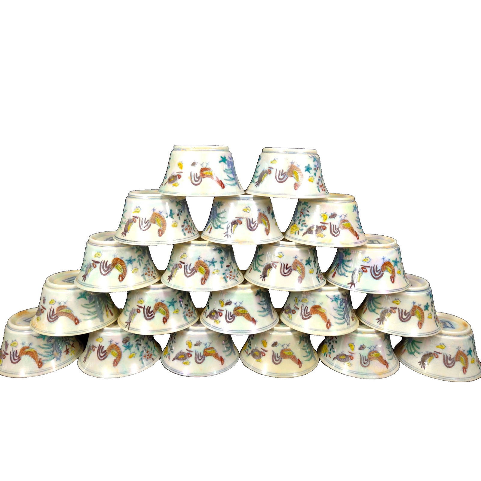 20 thin-walled Halilight chicken cup from the Chenghua period of the Ming Dynasty: This set of 20 "Da Ming Chenghua Nian Zhi" thin-walled chicken cups is exquisite, with a small and delicate design. The diameter of the cup is 8 centimeters, and the cup is 4.2 centimeters high. It fe