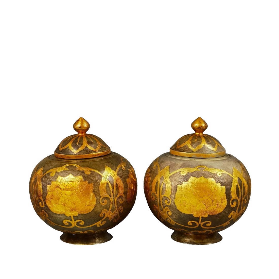 Tang Dynasty, Zhen Guan period, fully engraved with floral patterns on a silver body, and covered: Tang Dynasty Zhen Guan period, fully engraved with floral patterns on a silver body and gilded with real gold, a jar with a lid. Exquisitely engraved with intricate patterns, handmade, 14 cm high, 13