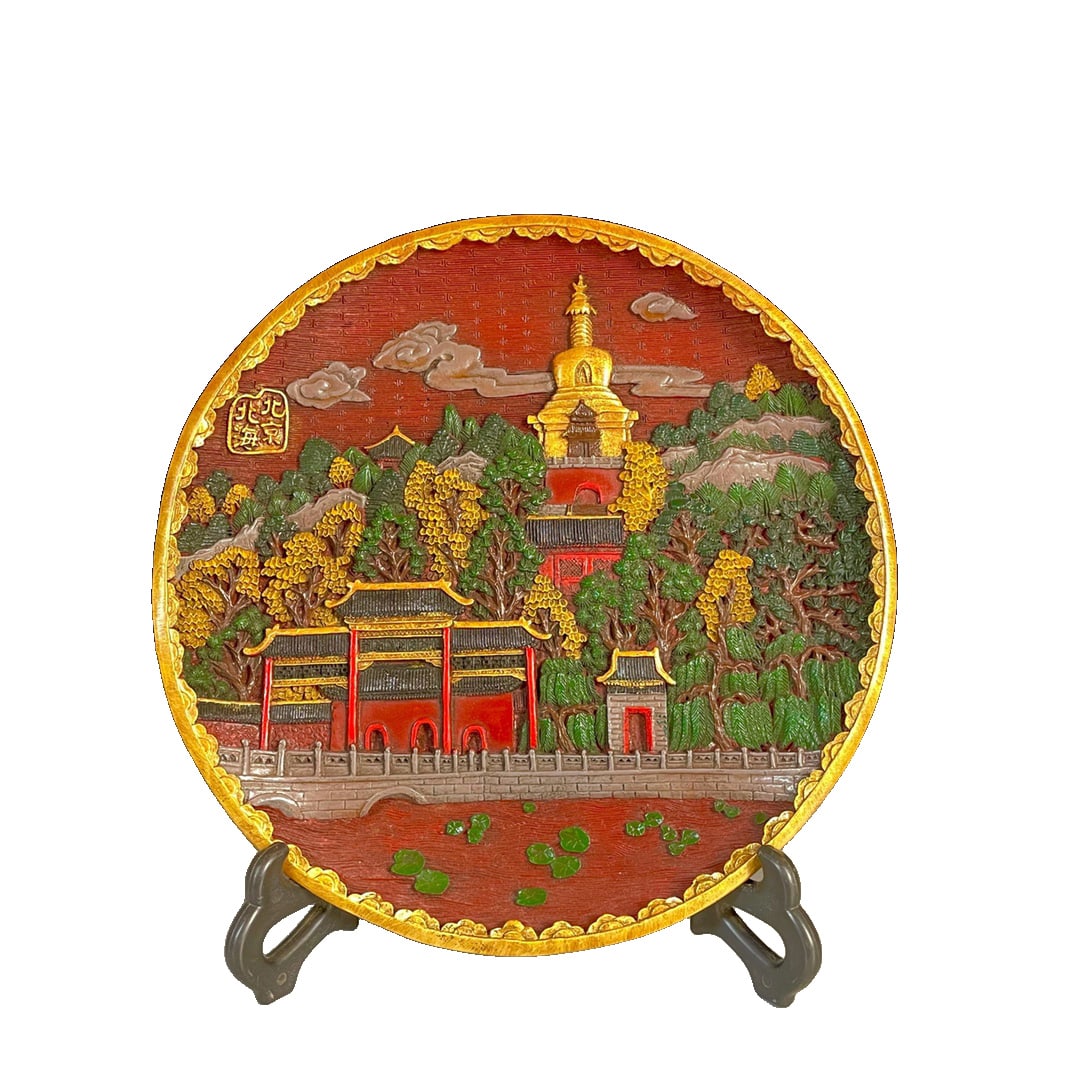 Kusunoki Lacquerware Landscape Viewing Plate: This camphor wood lacquerware decorative plate has a diameter of 23.5 centimeters and weighs 565 grams. The design of the plate is round, thick, dignified, and elegant. The surface of the plate uses