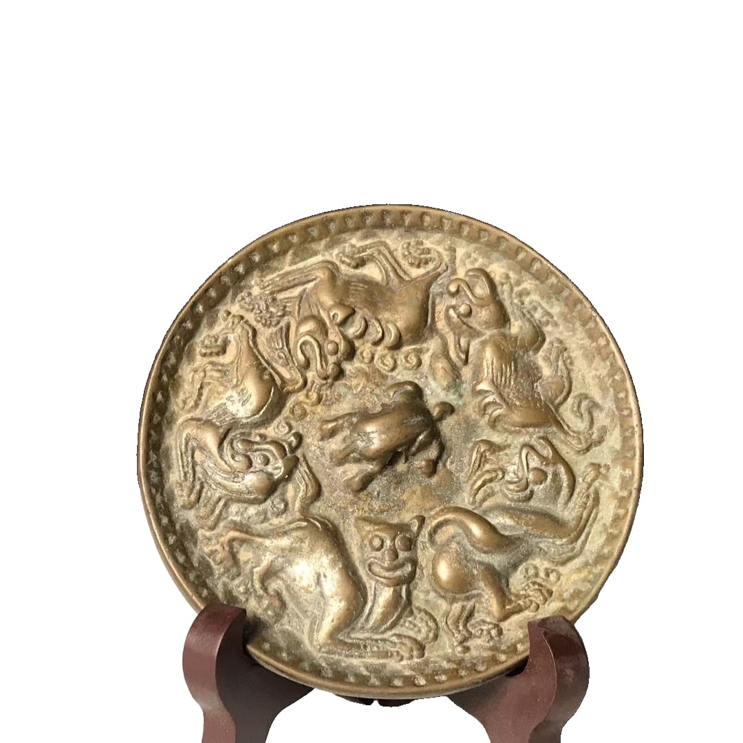 The longevity bronze mirror: An antique copper mirror with a thick and heavy patina, showing signs of age with a diameter of 10 centimeters and weighing 312.40 grams.