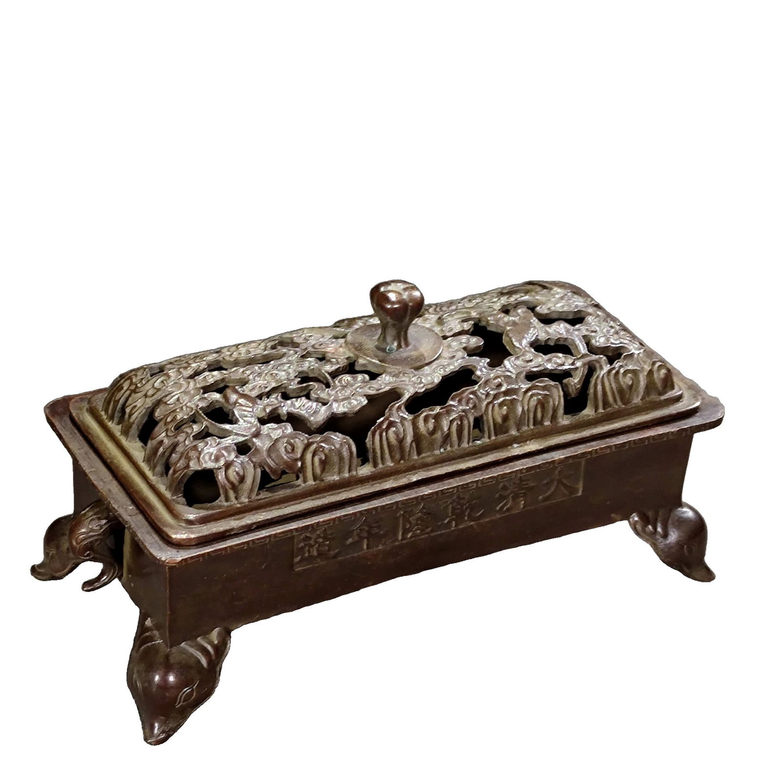 Qing Dynasty bronze incense burner for the desk, with elephant-shaped feet.: Qing Dynasty copper incense burner for the desk, in the shape of an elephant. Weighs 360 grams. Measures 13 cm in length, 6 cm in width, and 7.2 cm in height.