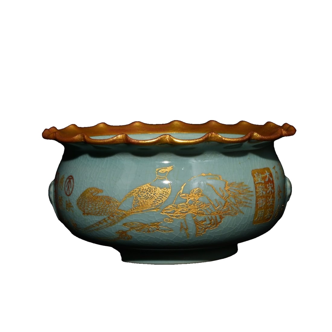 Song Ru kiln carved with gold flower and bird patterns, with beast head handles.: This Song Ru kiln incised and gilded floral and bird patterned lidded furnace with beast-shaped ears measures 9.5 cm in height and 19 cm in width. The rim of the mouth is wavy, and the shape of the fu