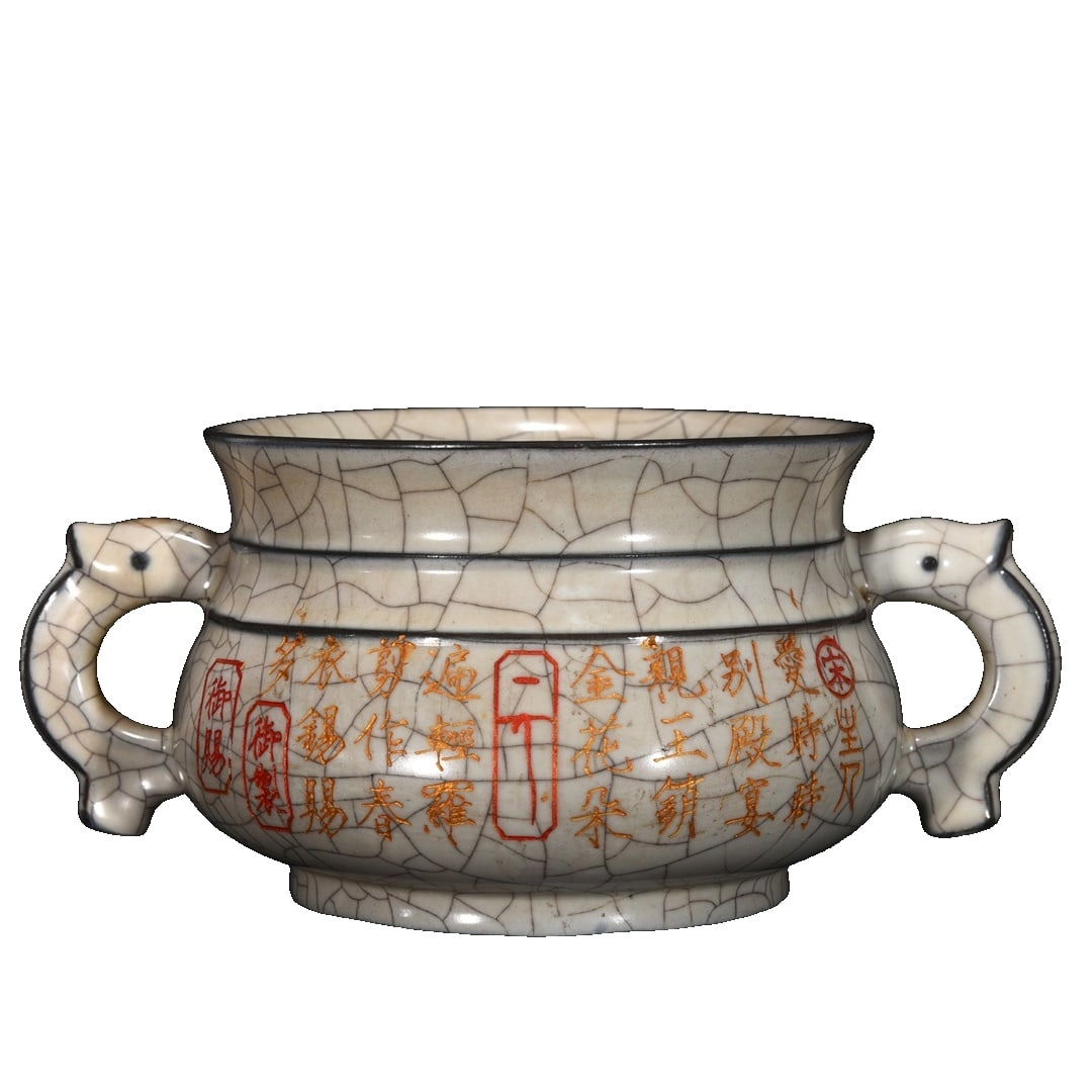 Song Dynasty Guan Kiln Double-eared Stove: This Song official kiln double-handled furnace is 9.5 cm high and 19.5 cm in diameter, with a dignified and thick body shape. The design of the double handles is elegant and graceful, embodying the st