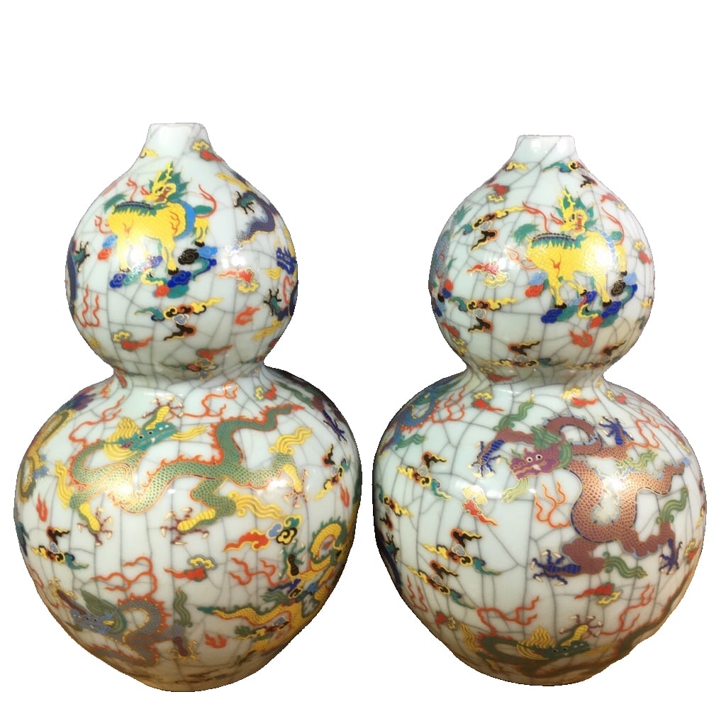 Qing Dynasty Qianlong Famille Rose Gilt Dragon Pattern Gourd Vase: Qianlong Famille-Rose Gourd-shaped Vase with Gold Dragon Design from the Qing Dynasty. The vessel has an elegant and full-bodied shape, with a unique gourd design symbolizing wealth and longevity.