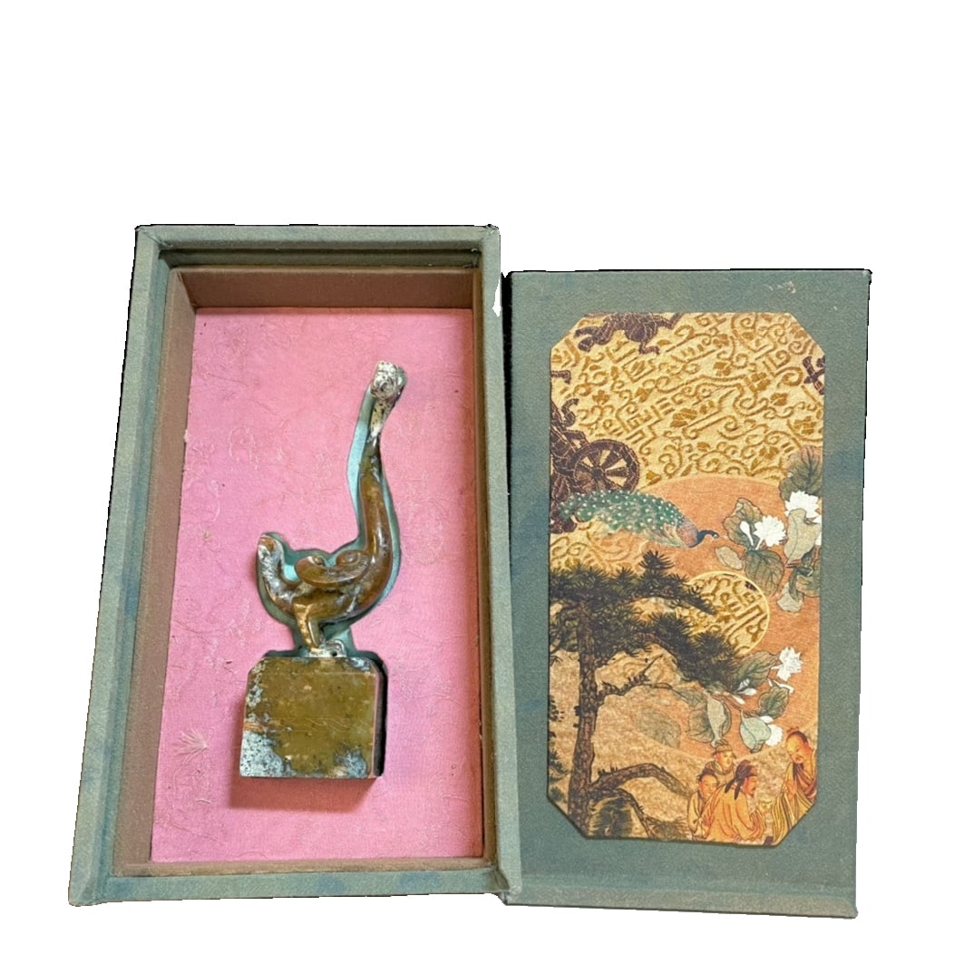 Hotan jade "Princess Cheng'an of Tang Dynasty" seal of Li Jijiang: This precious Hotan jade seal belonged to Princess Cheng'an of the Tang Dynasty, Li Jijiang. It measures 5×17cm and weighs 370 grams. The design of the seal is noble, with the knob carved in the shap