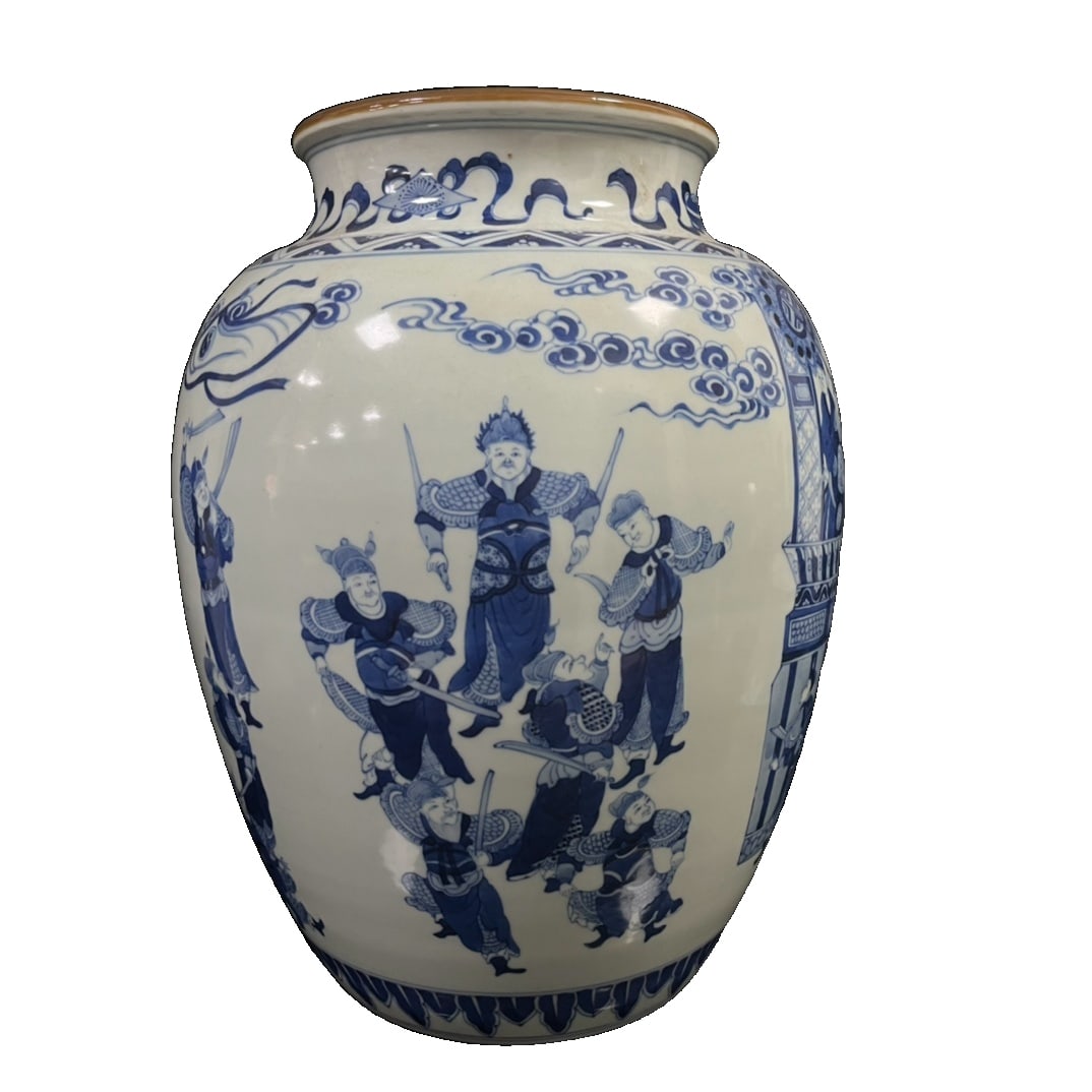 Large Qing Kangxi period blue and white jar depicting warrior figures.: This large Qing Dynasty Kangxi period blue and white jar features battle scenes with warriors painted on it. It stands at 39.5 centimeters tall with a belly diameter of 28 centimeters. The jar has a t