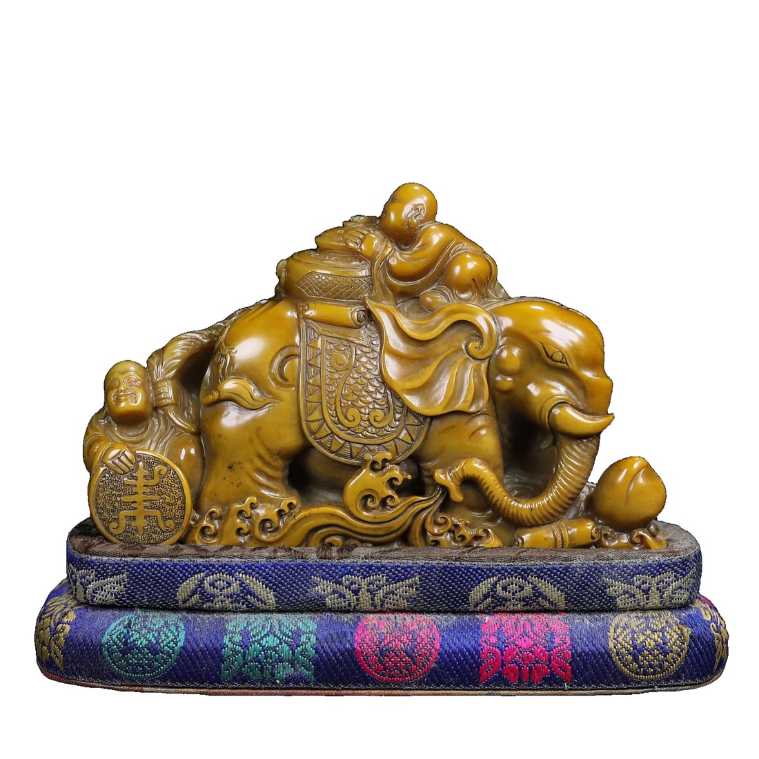 Hand-carved Shoushan stone seal with a boy and an elephant.: Hand-carved Shoushan stone seal with a boy and elephant design. Carved by a renowned artist, the craftsmanship is exquisite with high relief carving, unique appearance, lifelike charm, and meticulous