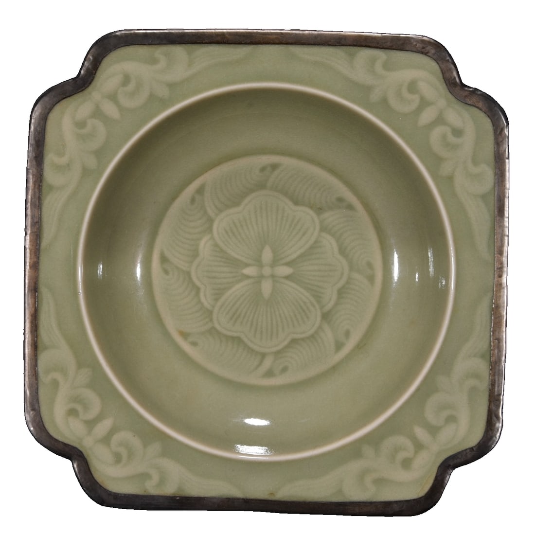 Yue Kiln secret color copper mouth inscribed plate: This is a copper-rimmed plate with secret color glaze from the Yue Kiln, with a diameter of 14 centimeters and a height of 3 centimeters. It has a square mouth and round belly shape, with smooth and e