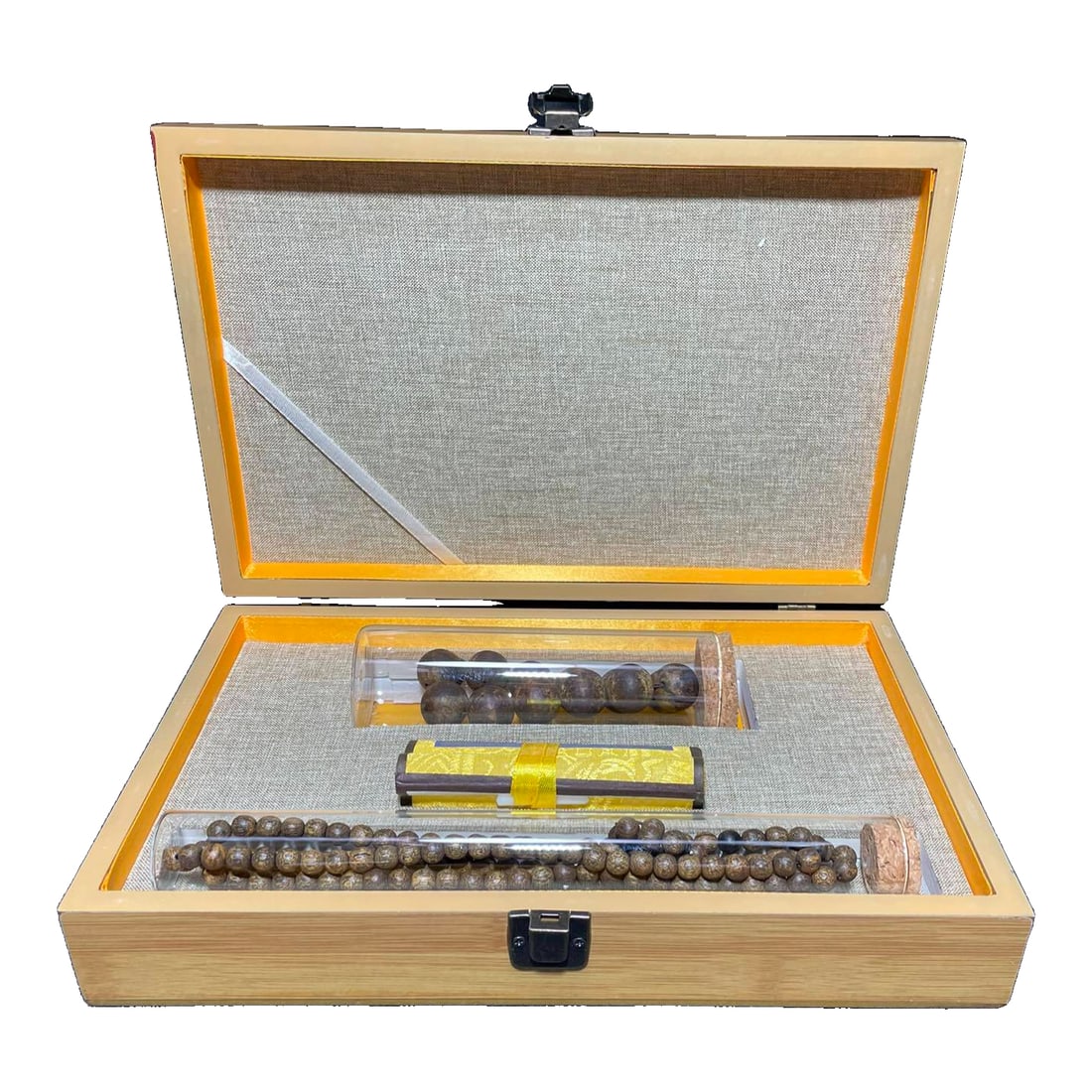 A set of antique agarwood necklace and bracelet, cherished for a hundred years.: A century-old agarwood bracelet, rich in oil with a subtle fragrance that calms the mind and lingers for a long time. The necklace has a diameter of 7.7mm and weighs 27.4 grams, while the bracelet has