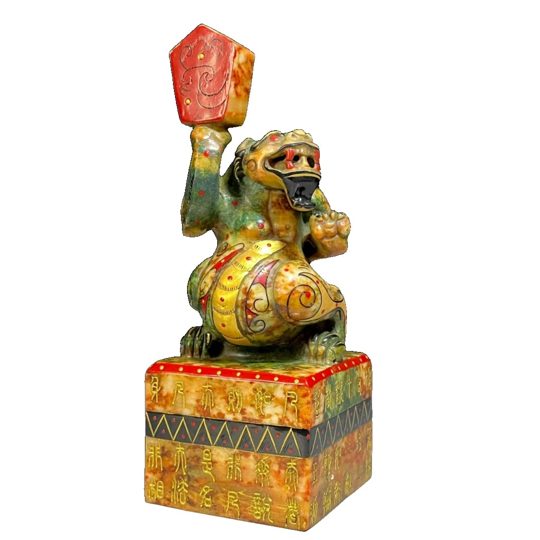 Hotan jade seal of Emperor Wenxuan of Northern Qi, Gao Yang: This collection is a precious Hetian jade seal of Emperor Wenxuan of Northern Qi during the Sixteen Kingdoms period, with dimensions of 22.4×8.5cm and weighing 2.16 kilograms. The seal has a dignifie