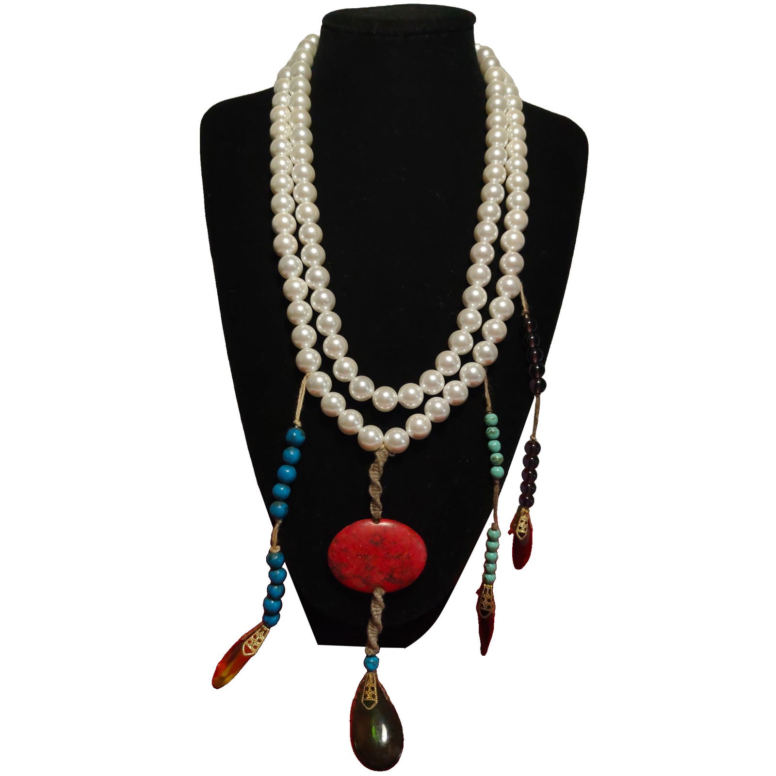 In the Qing Dynasty, first-rank officials wore a pearl necklace with a large Eastern pearl pendant. (1 of 9)