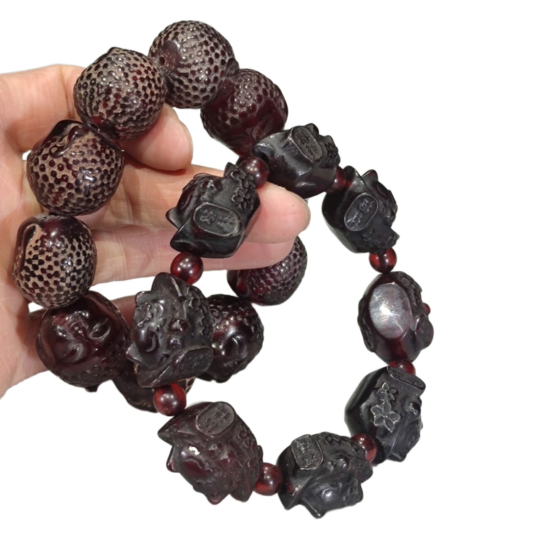 Qing Dynasty Amber Bracelet: Qing Dynasty amber bracelet, bead diameter 2.6x2 centimeters, weight 46 grams.