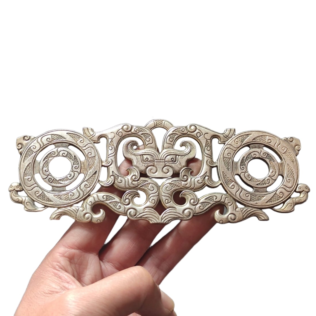 Double-sided hollow-carved beast pattern pure silver pendant with dragon pattern.: Double-sided hollow-carved beast face and chi dragon pattern pure silver plaque, size and weight as shown in the picture.