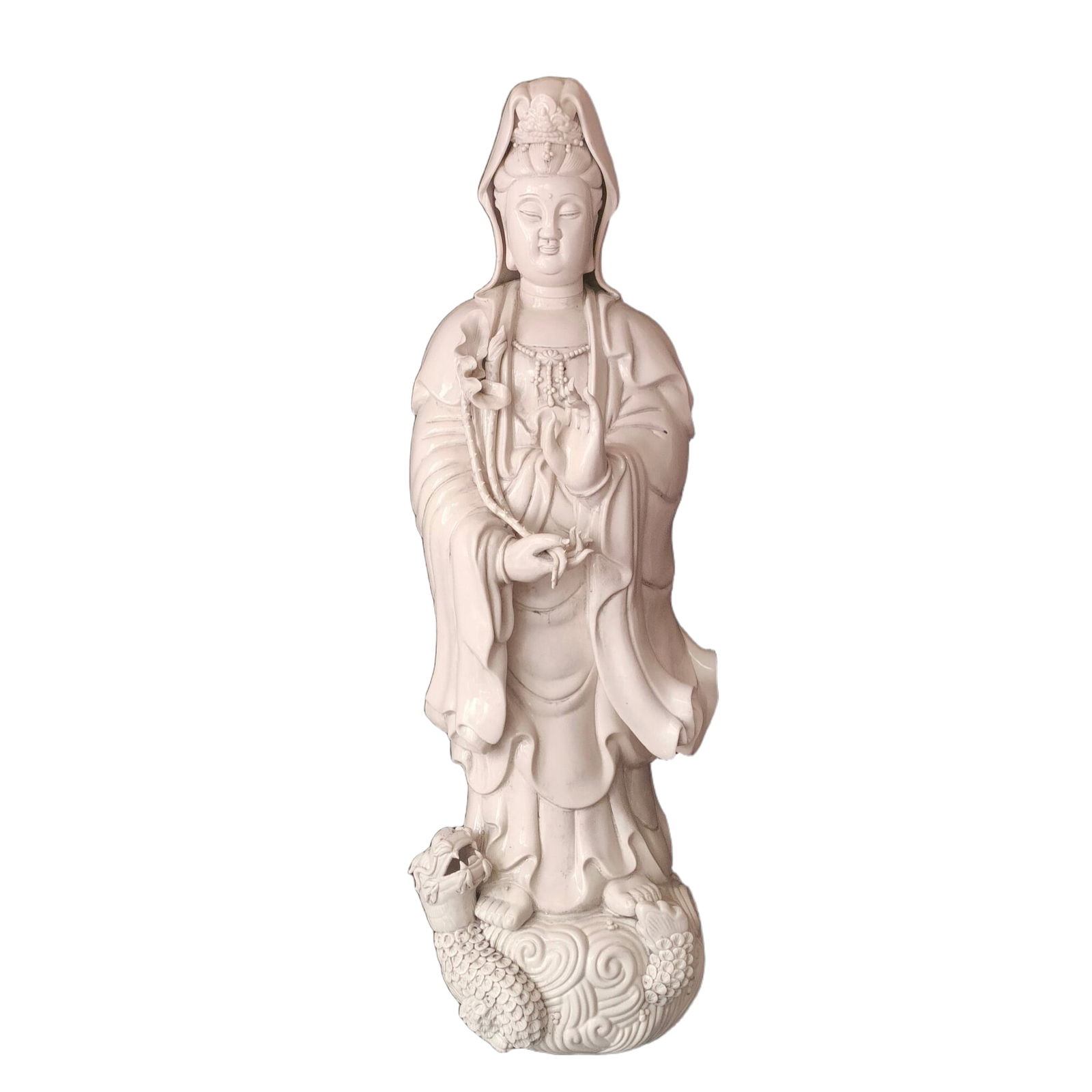 Ming Dynasty Dehua kiln white porcelain Guanyin statue with "He Chaozong" mark.: Ming Dynasty Dehua kiln white porcelain Guanyin statue with "He Chaozong" mark, fine texture, uniform and full glazing, well-preserved, in good condition, as shown in the picture. 78cm in height, 22cm