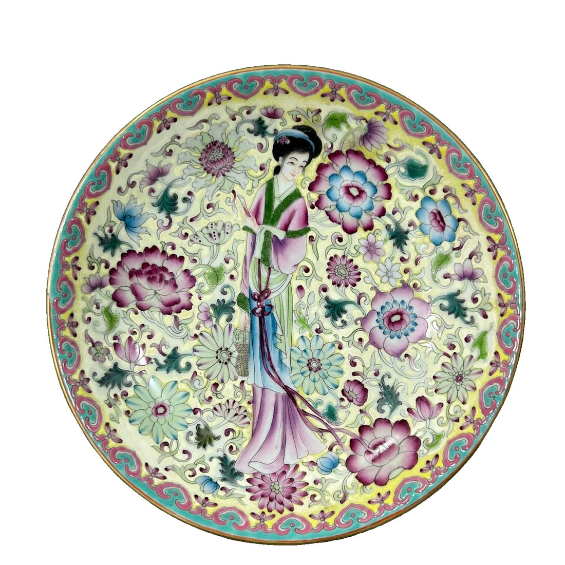 Plate with figures in famille rose and gilt, made in the Yongzheng period of the Qing Dynasty.: This "Da Qing Yongzheng Period" famille rose gilt figure plate features a dignified and graceful shape, with a smooth scrolling vine pattern decorating the rim, showcasing the exquisite aesthetic of