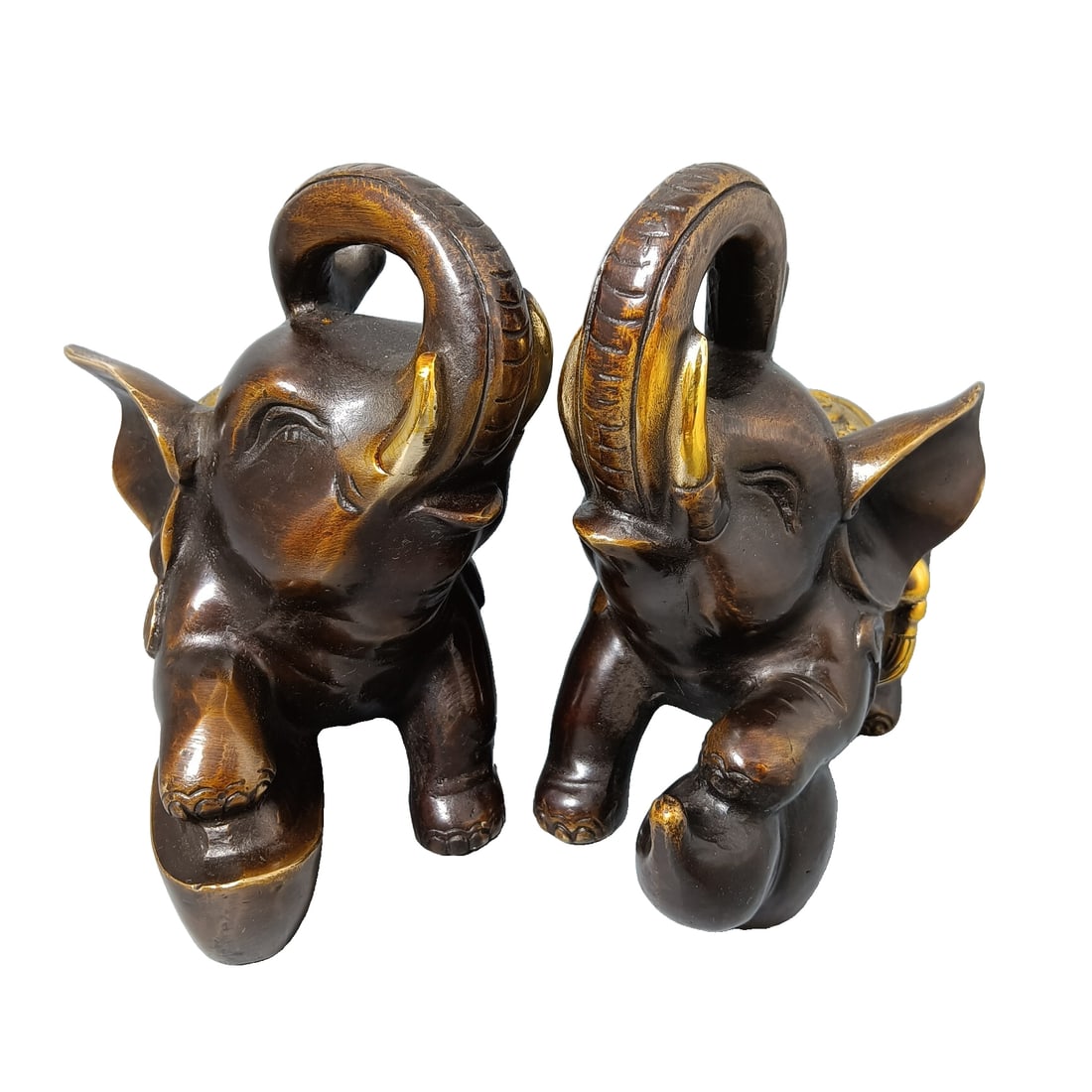 Copper symbolizes wealth and fortune.: Copper symbolizes wealth. The item measures 12.5x12 centimeters and weighs 1822 grams.