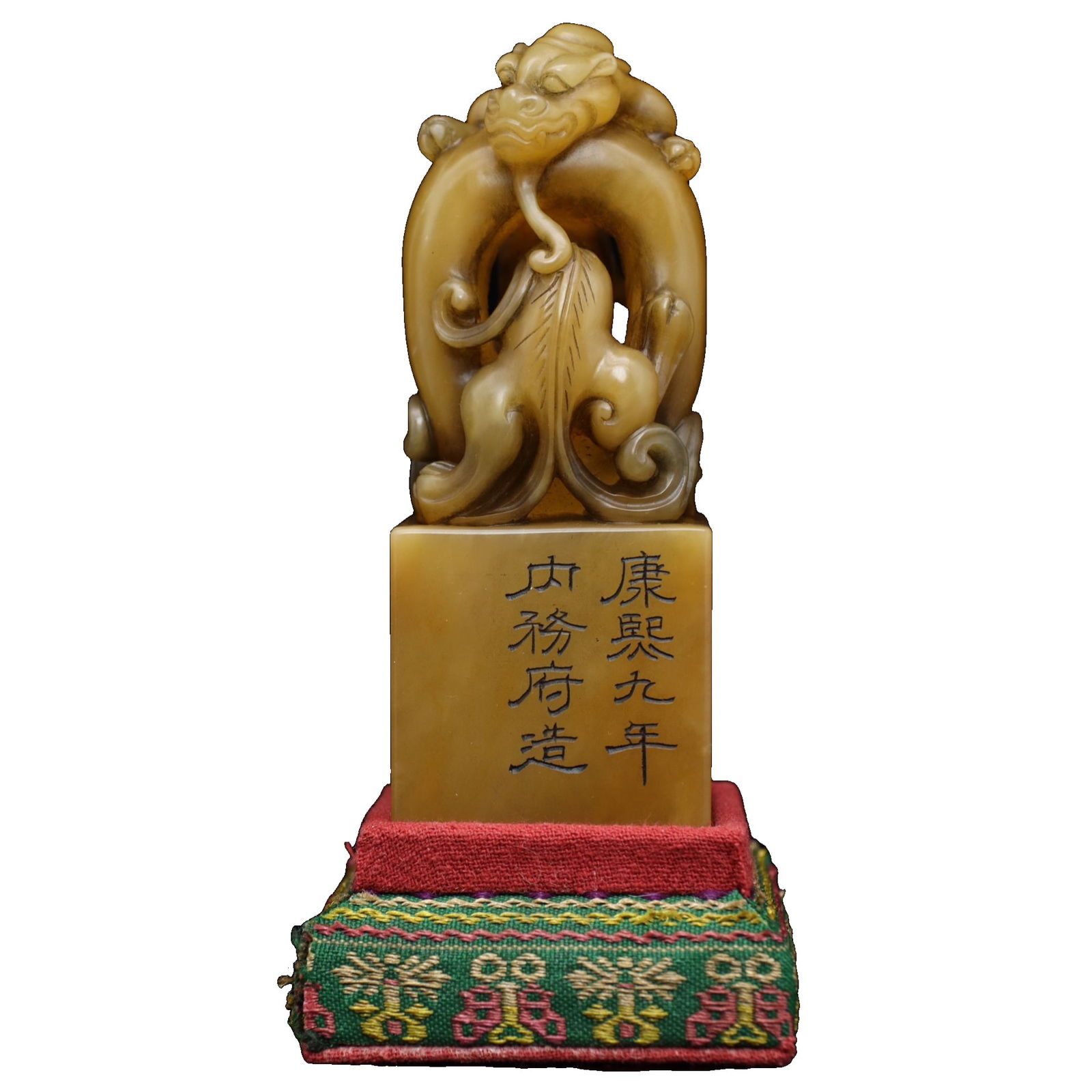 Made by the Imperial Household Department in the ninth year of the Qianlong period of the Qing: Made by the Imperial Household Department in the ninth year of the Qianlong period of the Qing Dynasty, this Tianhuang stone carving features a auspicious tiger and a mythical beast seal ornament.