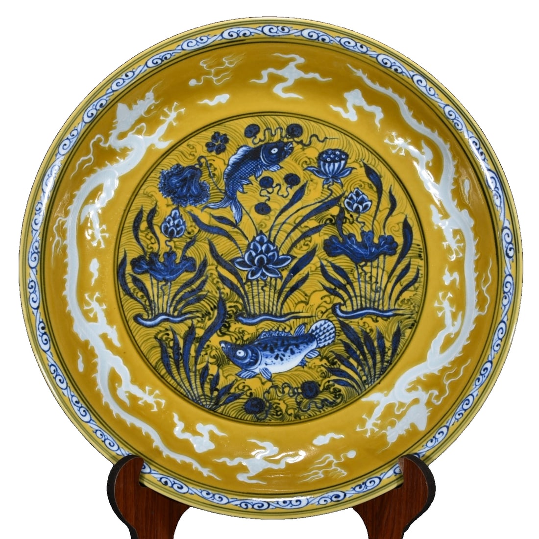 Ming Xuande yellow ground blue and white fish and seaweed pattern plate: This plate is a blue and white fish and seaweed pattern plate with a yellow ground from the Ming Xuande period, with a diameter of 40.5 centimeters and a height of 6 centimeters. The plate has a wide