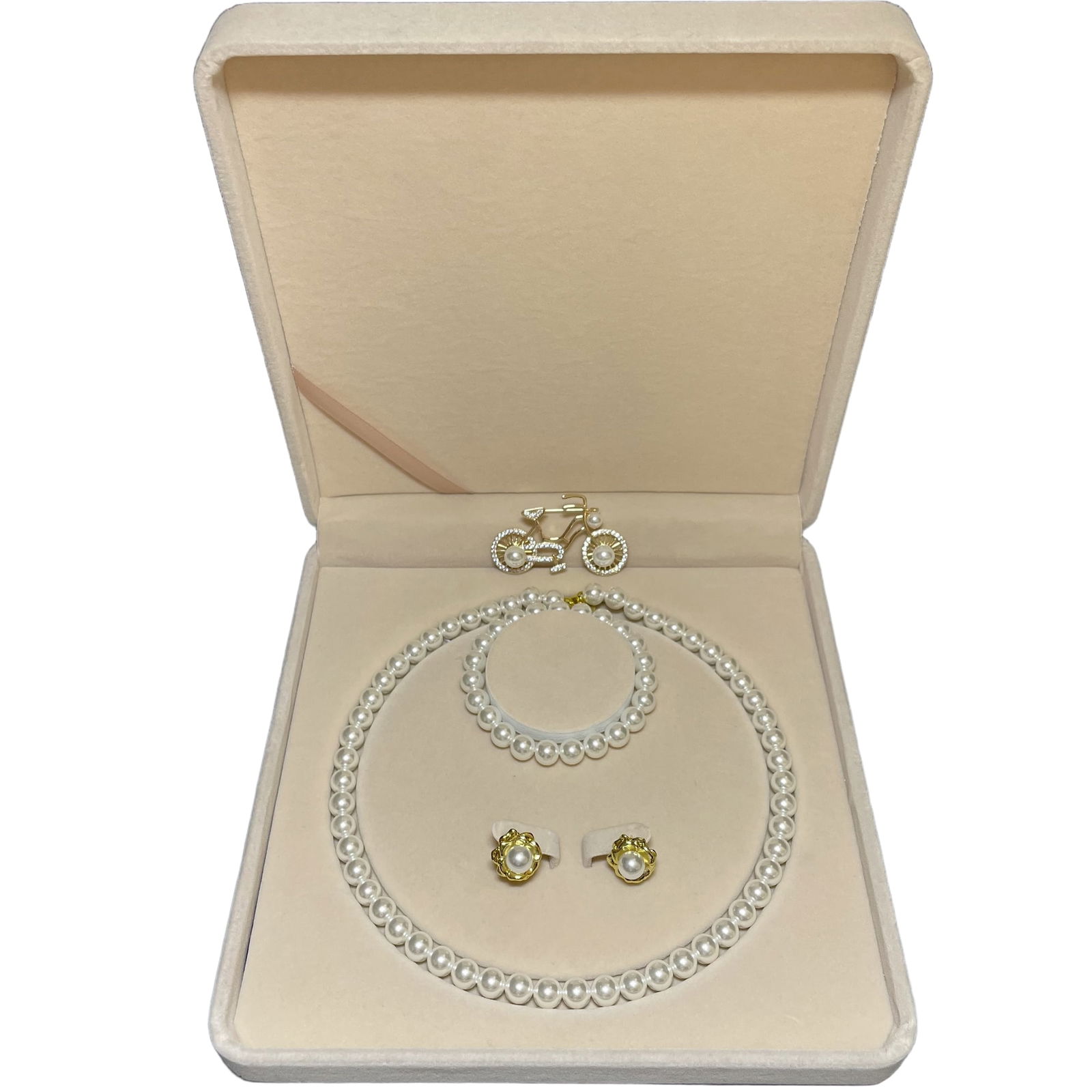 Pearl jewelry set of four pieces: Collectible white shell pearl jewelry set of four pieces Diameter 0.8 centimeters, Net weight 65 grams