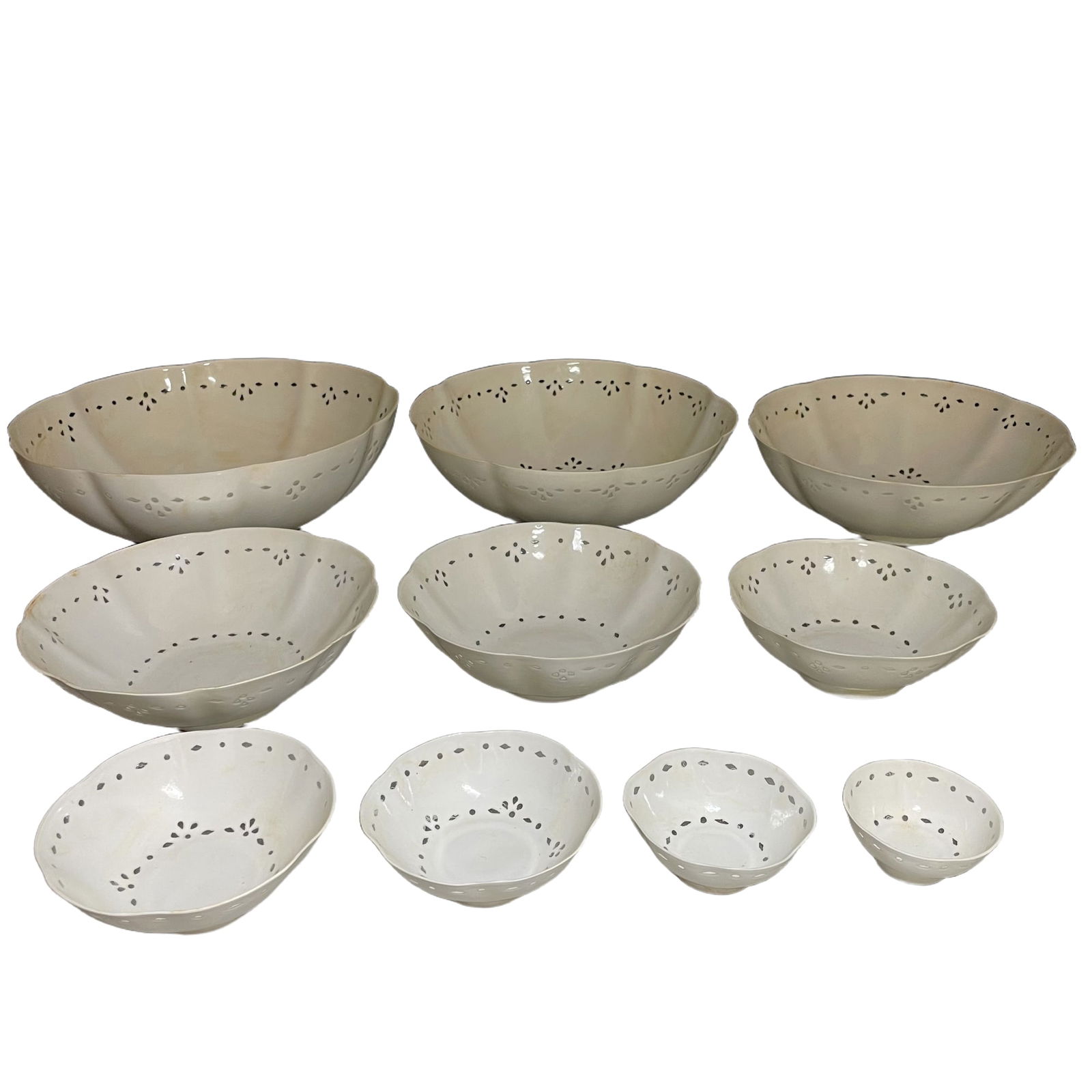 A set of thin-bodied Longquan-style bowls with intricate dragon carvings made in the Yongle period: This set of delicate porcelain bowls from the Ming Dynasty, made during the Chenghua and Yongle reigns, features intricately carved dragon motifs. The design is elegant, with the bowl being as thin