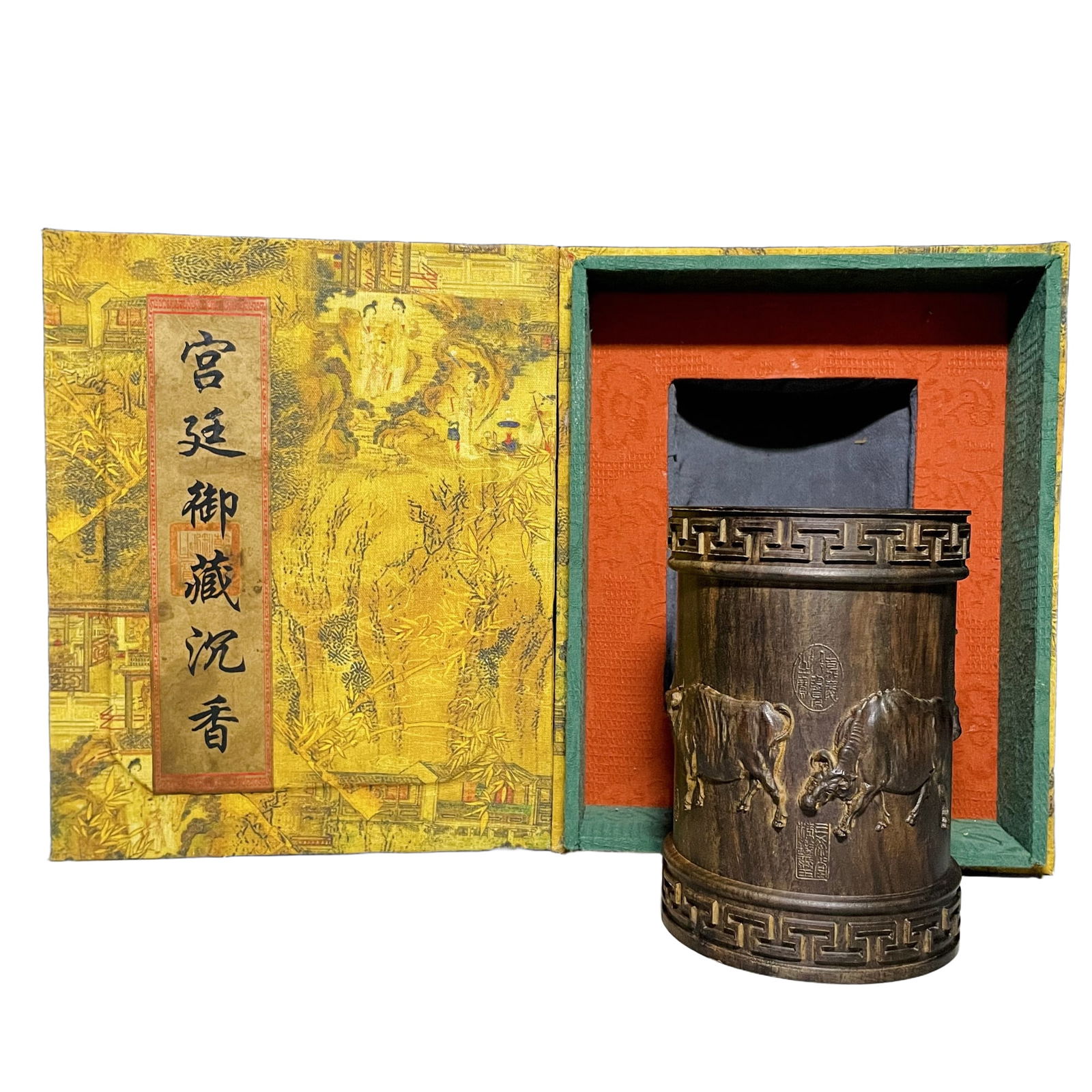 A sandalwood pen holder with a picture of five oxen.: This palace antique features a sandalwood brush holder with a design of five oxen, measuring 14.8×10.3 centimeters and weighing approximately 900 grams. The overall design is elegant, with a simple