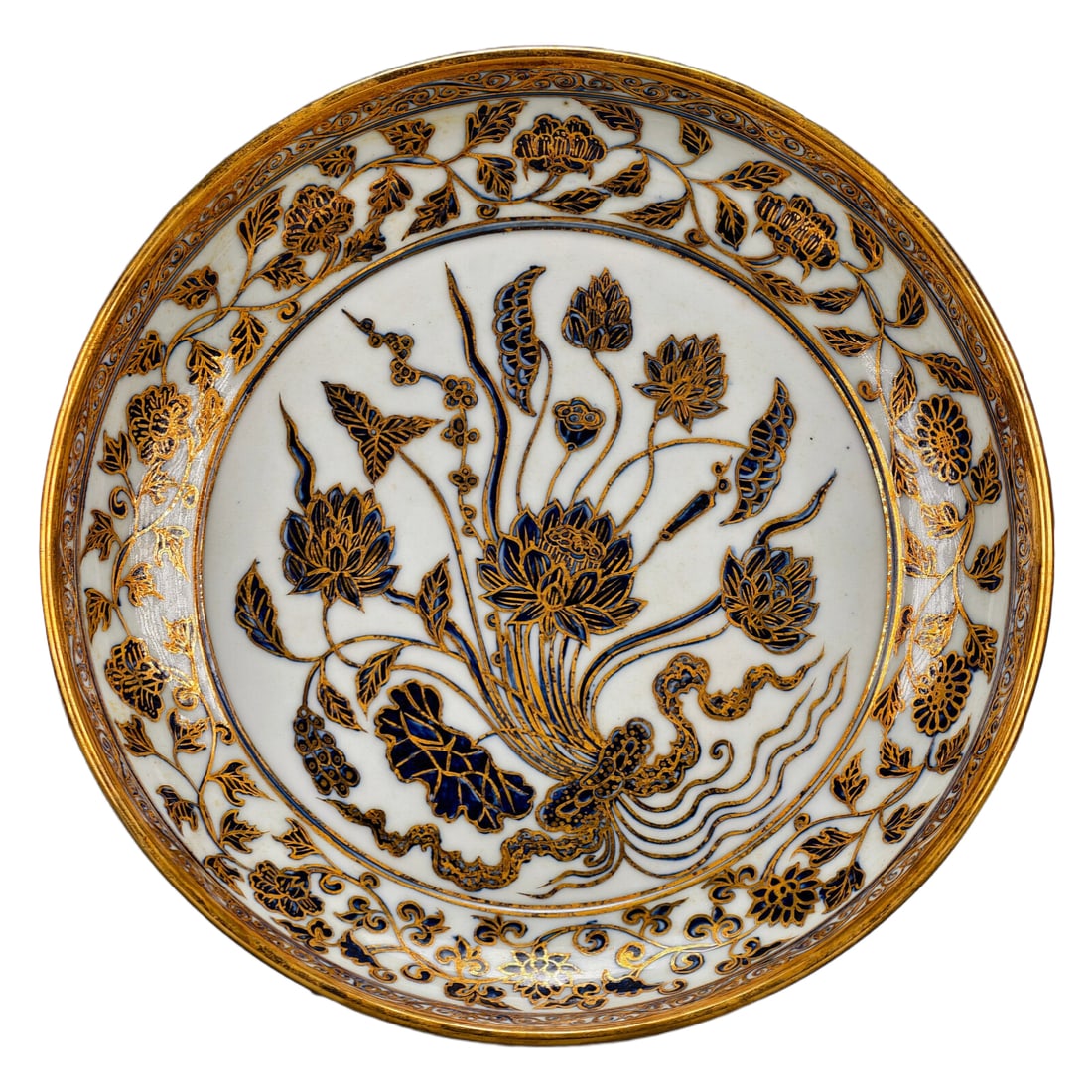 A blue and white porcelain plate from the Xuande period of the Ming Dynasty, fully painted with: A blue and white porcelain plate from the Xuande period of the Ming Dynasty, fully painted with intertwined branches of peonies and other flowers. It features a lotus pattern on the rim. It is 6 cm ta