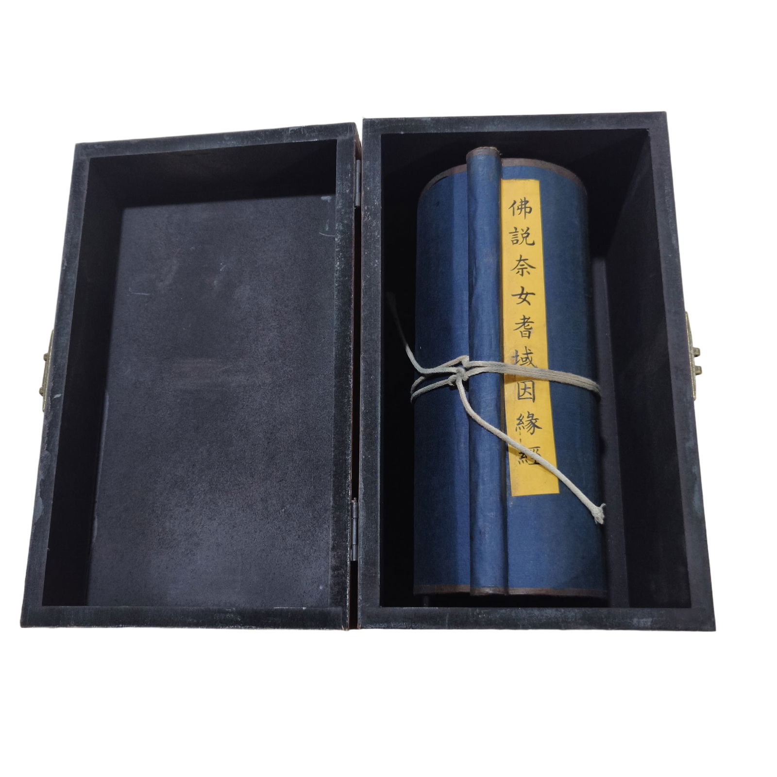 Collection of Buddhist Sutra "The Sutra on the Causes and Conditions of the Nainaiqi Region": The collection of Buddhist scripture "The Sutra of Naiqian Qiyu Causality as Told by Buddha" has a total length of about 20 meters when the book is spread out. The detailed dimensions are as follows: