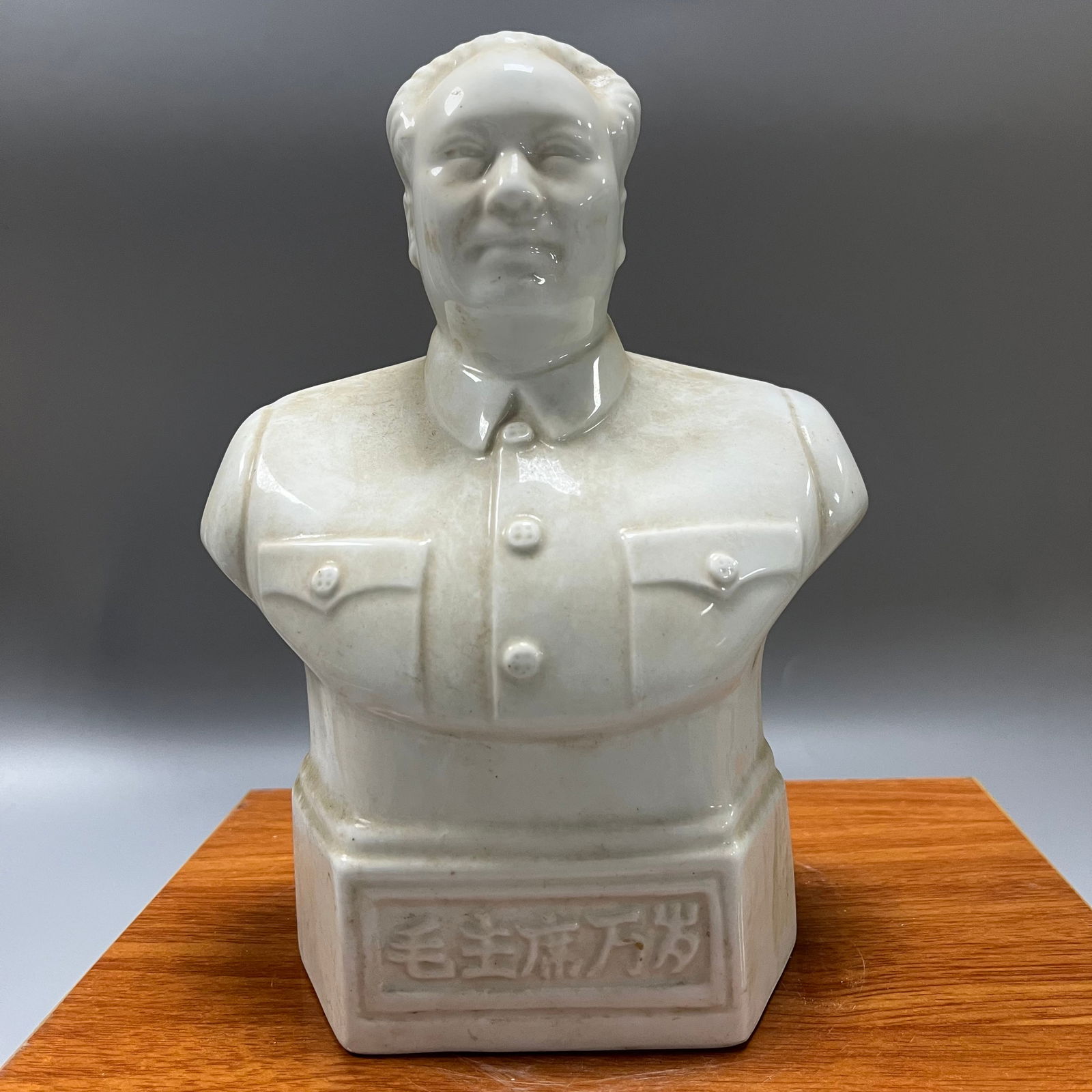 White porcelain bust of Chairman Mao: This porcelain bust of Chairman Mao is dignified and solemn, crafted using traditional porcelain sculpting techniques. It measures 23 x 16 cm. The figure wears a Zhongshan suit with a crisp collar,