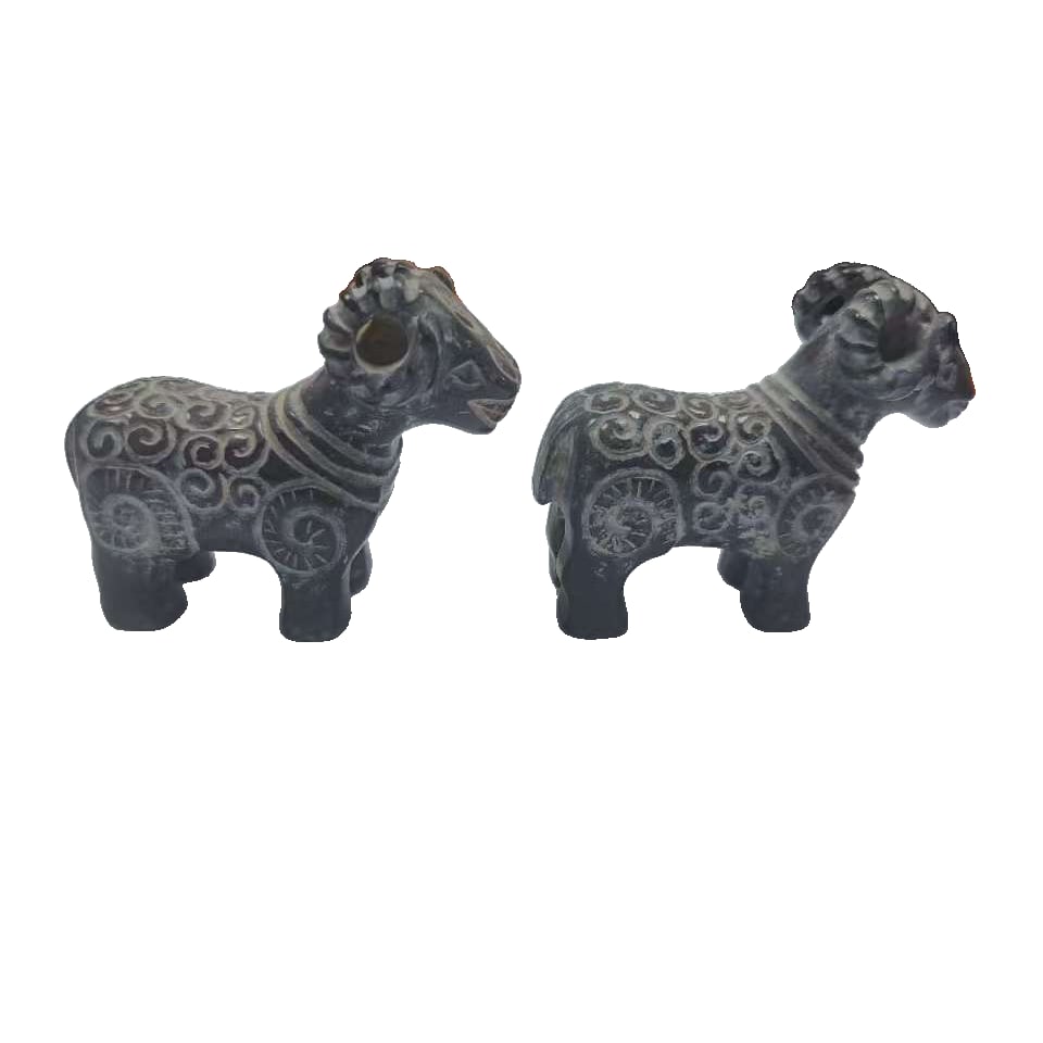 A pair of sheep-shaped carved ornaments: A pair of sheep-shaped carved ornaments, 6x8x3 cm
