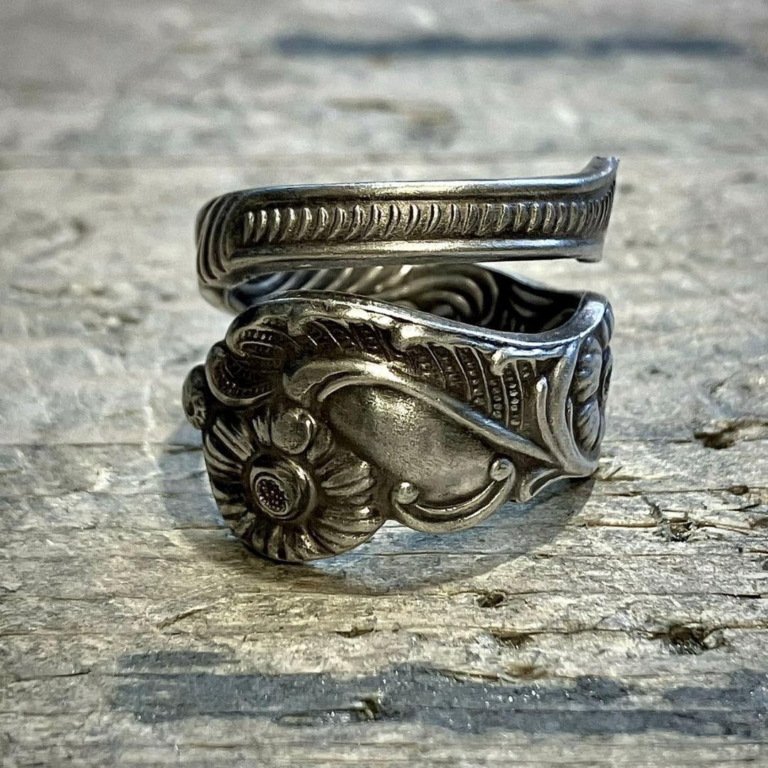 (Second-hand) Nordic Swedish retro spoon-shaped ring, size 21: This is a Swedish vintage spoon ring. It features floral patterns and is definitely of Swedish origin. It has a completely different feel from the American version. Both the front and back are filled