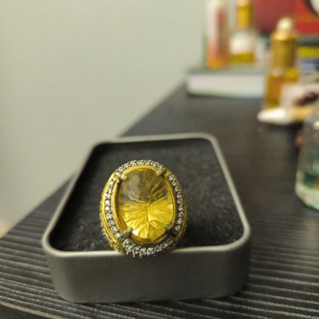 (Second-hand) Yellow Lemon Stone with special cut stone: A decorative fashion ring with a yellow gemstone setting. Color: Yellow Design: Gemstone setting decorative ring Style: Fashion ring