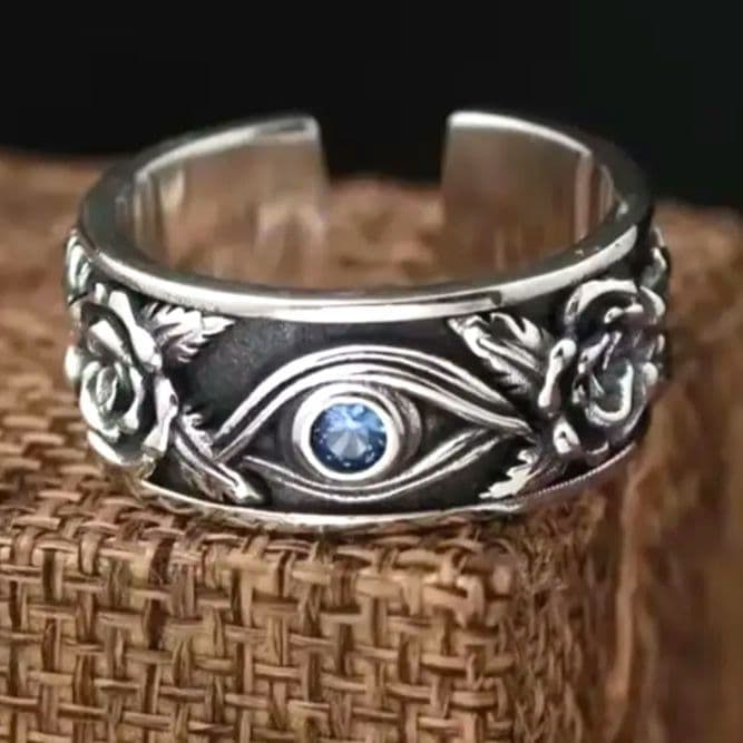 (Second-hand) Eye of Horus Silver Ring: The Eye of Horus, a symbol of ancient Egypt! It is known as the Wadjet Eye, representing the moon. The waxing moon symbolizes the power to restore what has been lost. Furthermore, to this day, it is