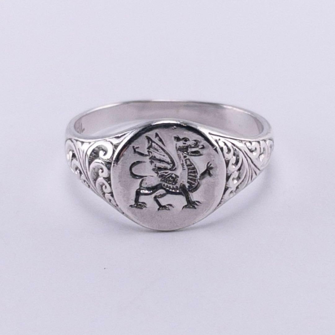 (Second-hand) British 925 Sterling Silver Vintage Dragon Engraved Signet Ring, Size 14: Material: Silver (Mark: SIL) Weight: Approximately 2.4 grams Size: 14 Surface dimensions: Approximately 10.5 mm x 9 mm Engraving: SIL Country of origin: United Kingdom Era: Vintage This is an antique