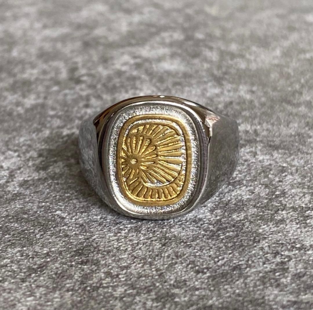 (Second-hand) Mexican Jewelry Sun Motif Signet Ring Silver & Gold Vintage Size 21: This striking Mexican jewelry signet ring features a distinctive sun motif design. The classic signet ring form is highlighted by a bold sun emblem at the center, while the combination of silver and