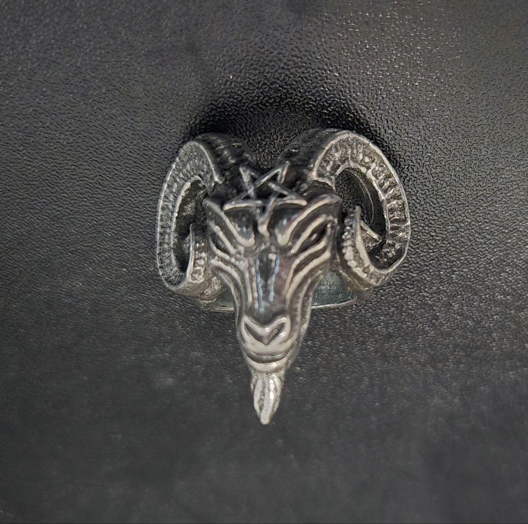 (Second-hand) Alchemy Gothic Barbed Wire Ring, Regio Maid, Size 17: Alchemy Gothic Baphomet Ring, Regio Maid, size 17, then coated with ink and using coating material. It is made of a very hard alloy material that will not bend even if you press it hard. It is highly