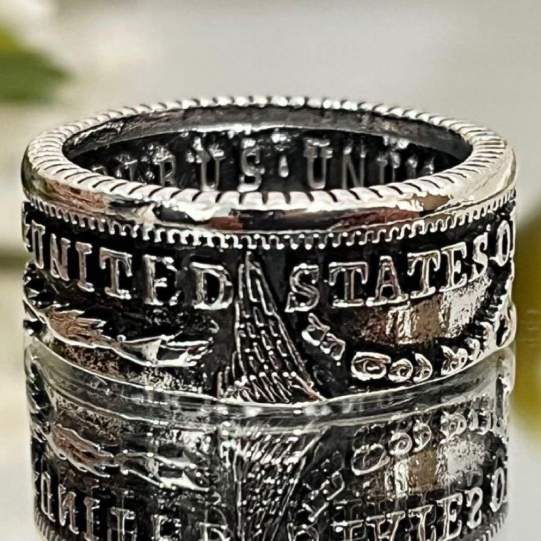 (Second-hand) Vintage $1 Coin Ring [Size 22] Antique, high quality, stylish: [Product Description] Vintage $1 Coin Ring [Size 22] Antique, High Quality, Fashionable Size 22 Color: Antique Silver Alloy This silver ring features a design element of a one-dollar coin, exuding