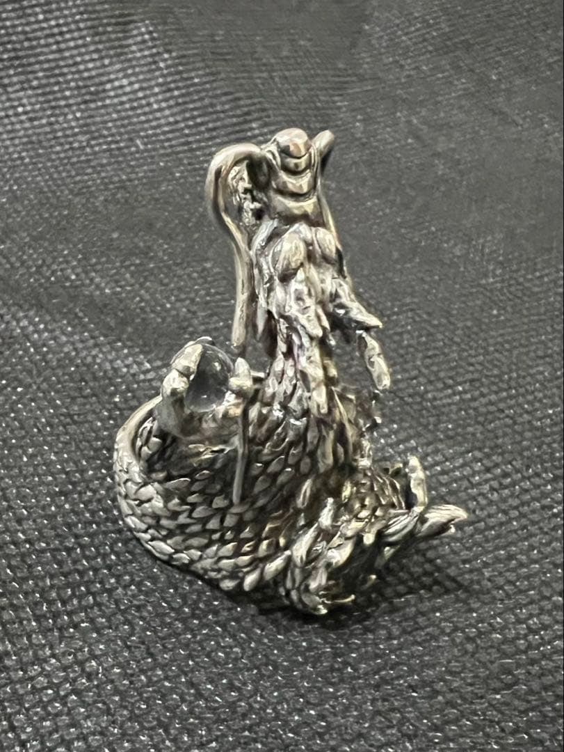 (Second-hand) Lovecraft Dragon Ring, 925 Silver: The Ring of the Dragon by Lovecraft. Design with a full volume, very impactful. This design features a dragon coiled around the finger, with each scale and whisker crafted very delicately.