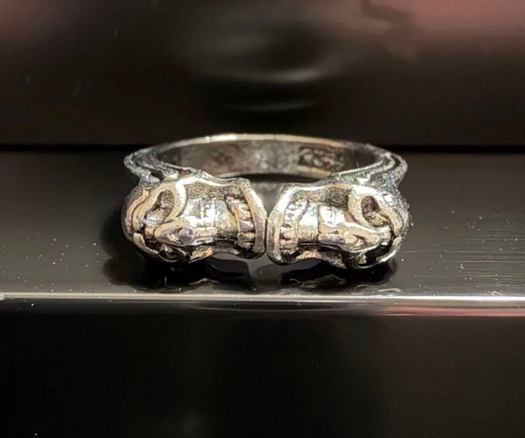 (Second-hand) 925 Silver Vintage Ring, with 925 hallmark, featuring a skull design.: 925 silver vintage ring, with 925 hallmark, featuring a skull design.